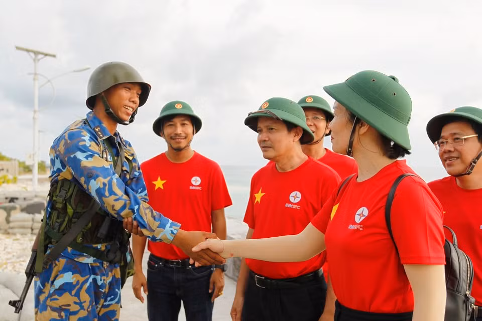 Lãnh đạo Tập đoàn Điện lực Việt Nam thăm hỏi, động viên các chiến sỹ đảo Song Tử Tây đang trực sẵn sàng chiến đấu. (Ảnh: Thanh Vũ/TTXVN)