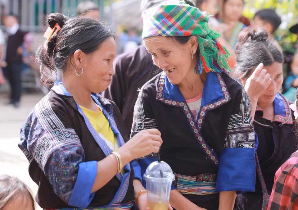 Chợ chỉ họp hai lần mỗi tháng nên nhiều người dân đến chợ không chỉ để mua bán hàng hóa mà còn đến để gặp gỡ, thăm hỏi nhau. (Ảnh: Quý Trung/TTXVN)