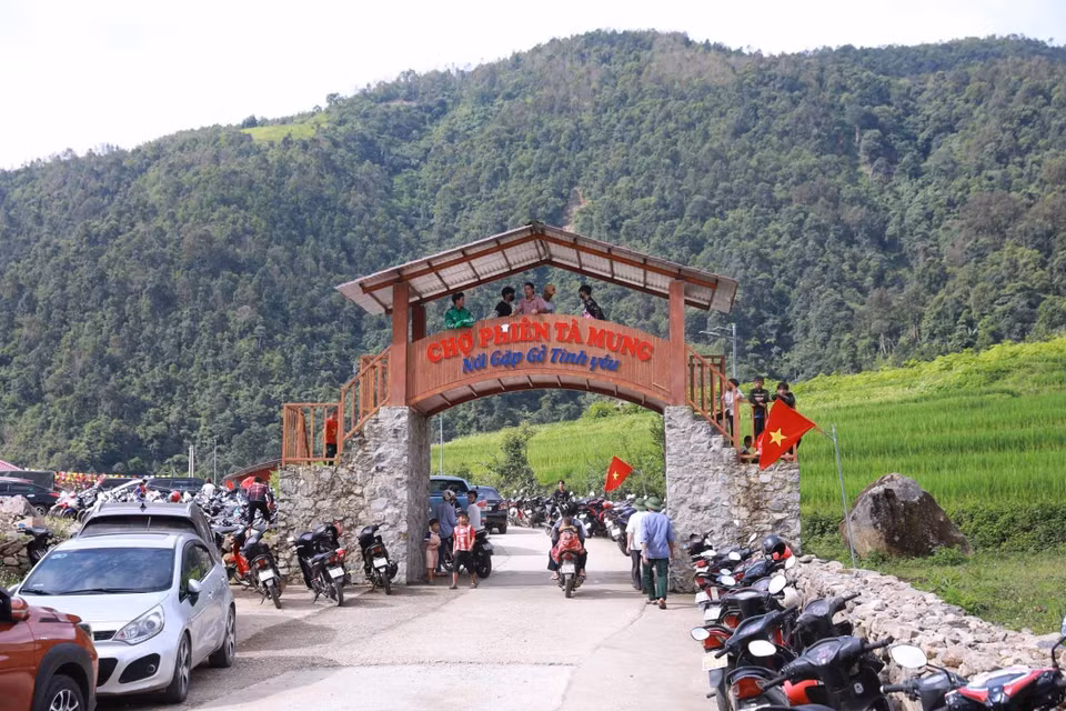 Cổng vào chợ Tà Mung, huyện Than Uyên được xây dựng khang trang. (Ảnh: Quý Trung/TTXVN)