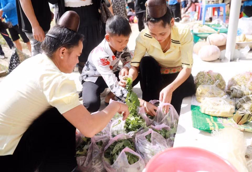 Có những mặt hàng nông sản chỉ chợ phiên mới có như một số rau rừng được người dân yêu thích. (Ảnh: Quý Trung/TTXVN)