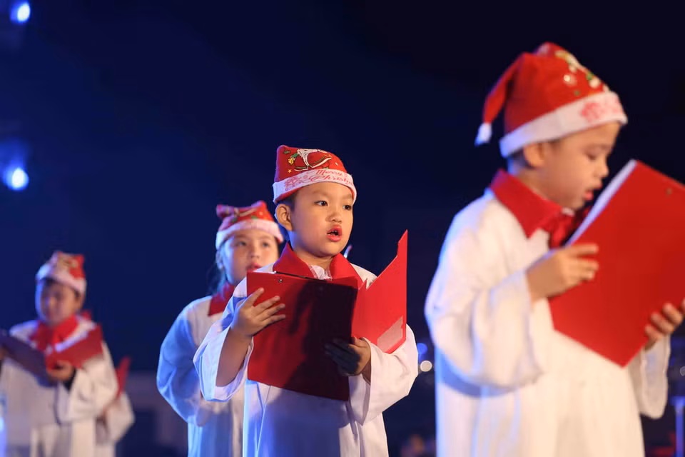 Dàn đồng ca thiếu nhi biểu diễn nghệ thuật phục vụ công chúng. (Ảnh: Trần Lê Lâm/Vietnam+)