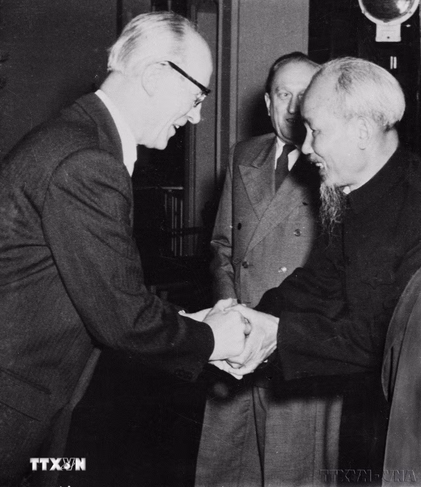 Chủ tịch Quốc hội Cộng hòa Dân chủ Đức J.Dieckmann đón Chủ tịch Hồ Chí Minh trong chuyến thăm Đức (26/7/1957). (Ảnh: TTXVN)