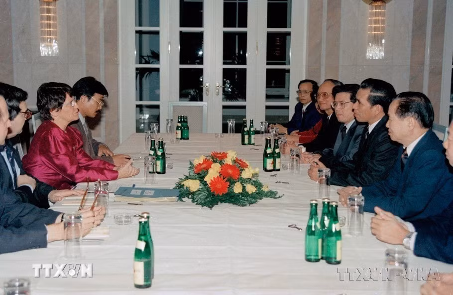 Chủ tịch Hạ viện Đức Rita Süssmuth đón, hội đàm với Chủ tịch Quốc hội Nông Đức Mạnh thăm chính thức Cộng hòa Liên bang Đức (Berlin, 20/10/1993). (Ảnh: Xuân Tuân/TTXVN)