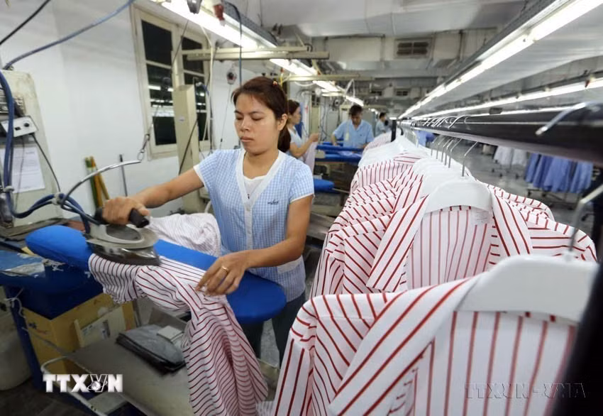 Dây chuyền sản xuất hàng may mặc xuất khẩu tại Công ty Trách nhiệm Hữu hạn Van Laack ASIA, vốn đầu tư của Cộng hòa Liên bang Đức tại Cụm công nghiệp Ngọc Hồi (Hà Nội). (Ảnh: Danh Lam/TTXVN)