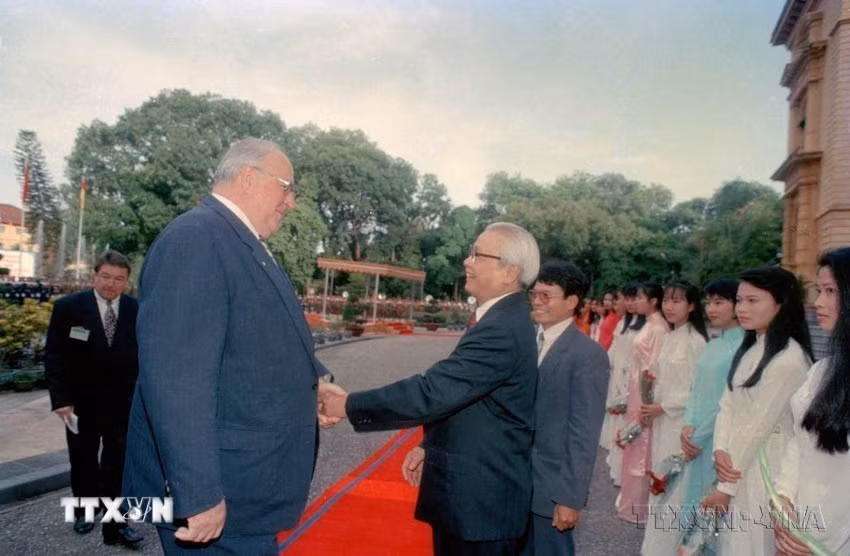 Thủ tướng Võ Văn Kiệt đón Thủ tướng Cộng hòa Liên bang Đức Helmut Kohl thăm chính thức Việt Nam (Hà Nội, 17/11/1995). (Ảnh: Minh Đạo/TTXVN)