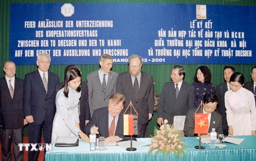 Trong chuyến thăm chính thức Việt Nam tháng 12/2001, Chủ tịch Hạ viện Đức Wolfgang Thierse chứng kiến Lễ ký kết hợp tác giữa trường Đại học Bách Khoa Hà Nội và trường Đại học Tổng hợp kỹ thuật Dresden (Đức). (Ảnh: Đức Tám/TTXVN)
