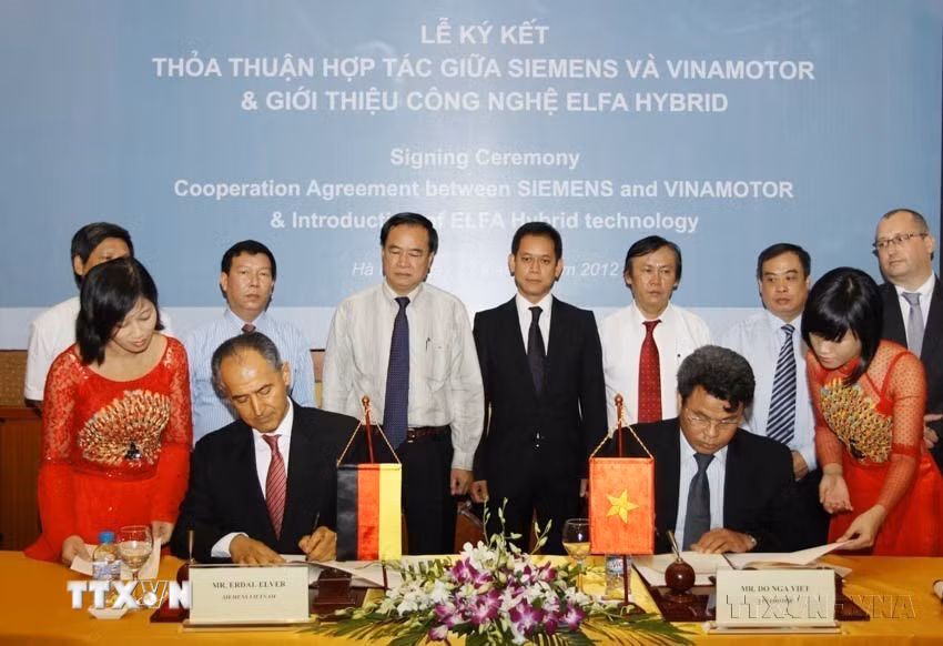 Đức là một trong những nhà viện trợ ODA lớn nhất cho Việt Nam, tập trung vào các lĩnh vực năng lượng, đào tạo nghề gắn với phát triển bền vững và chính sách môi trường. Trong ảnh: Tập đoàn Siemens (Đức) và Tổng công ty Công nghiệp ôtô Việt Nam (Vinamotor) ký thỏa thuận hợp tác về triển khai ứng dụng công nghệ truyền động lai ELFA HYBRID cho xe buýt đô thị tại Việt Nam (Hà Nội, 13/6/2012). (Ảnh: Thế Duyệt/TTXVN)