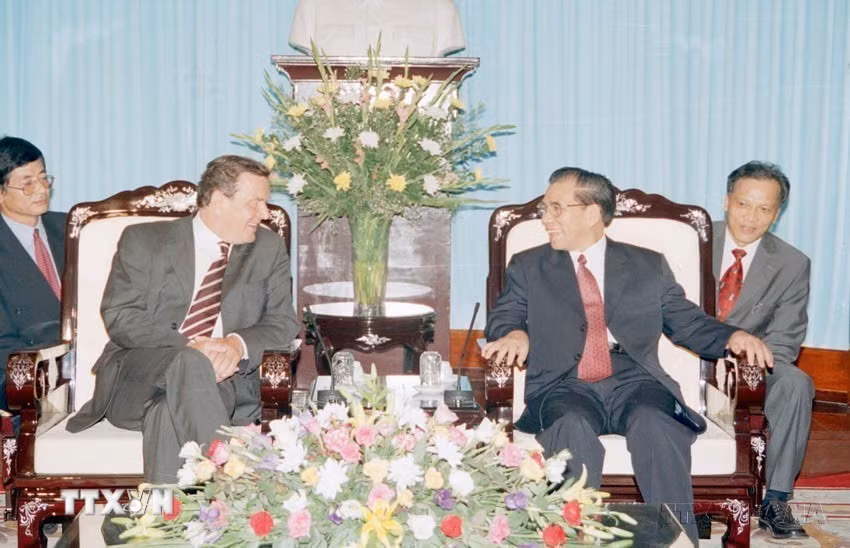 Tổng Bí thư Nông Đức Mạnh tiếp Thủ tướng Cộng hòa Liên bang Đức Gerhard Schröder tại Hà Nội, trong chuyến thăm chính thức Việt Nam từ ngày 14-15/5/2003. (Ảnh: Nhan Sáng/TTXVN)