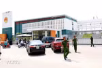 Lực lượng an ninh thực hiện công tác đảm bảo an ninh trật tự tại điểm thi trường Chuyên Tuyên Quang. (Ảnh: Quang Cường/TTXVN)