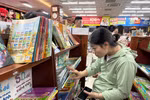 Phụ huynh tìm mua sách tại nhà sách ADCbook tối 7/9, nhưng trên các kệ hầu như chỉ còn sách tham khảo. (Ảnh: PV/Vietnam+)