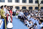Học sinh hào hứng khi chào đón "thành viên" mới là robot Flamy. (Ảnh: Vietnam+)