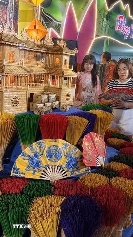 Du khách thích thú sản phẩm OCOP của các địa phương trưng bày tại Triển lãm. (Ảnh: Sỹ Thắng/TTXVN)