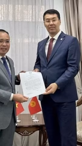 Đại sứ đặc mệnh toàn quyền nước CHXHCN Việt Nam tại Cộng hoà Kazakhstan kiêm nhiệm Gruzia Nguyễn Thành Lê. (Bên phải) (Ảnh minh họa: Đại sứ quán Việt Nam tại Kyrgyzstan)