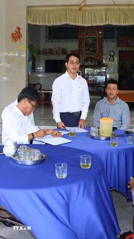 Ông Võ Văn Kiến Quốc, Phó Chủ tịch Thường trực Ủy ban Nhân dân xã Phương Bình chủ trì buổi họp dân thực hiện tuyến đường nông thôn Quang Phong, dài hơn 2km. (Ảnh: Duy Khương/TTXVN)