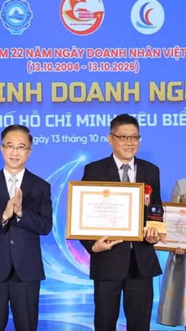 Các doanh nghiệp, doanh nhân tiêu biểu được vinh danh tại buổi lễ. (Ảnh: HUBA)