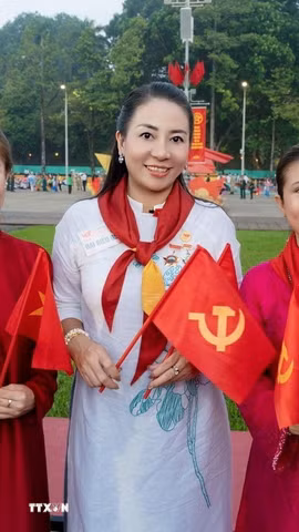 Chị Tạ Thùy Liên (giữa), Trưởng Ban Liên lạc người Việt Nam tại Singapore, luôn nỗ lực gắn kết các thế hệ người Việt Nam ở Singapore với quê hương, đất nước. (Ảnh: TTXVN phát)