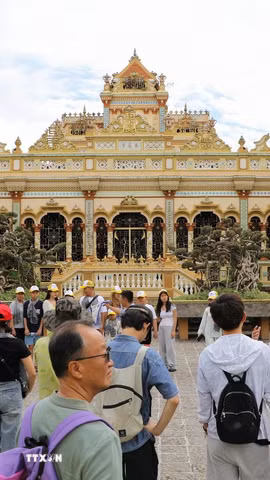 Chùa Vĩnh Tràng (phường Mỹ Phong) là một trong những di tích thu hút đông du khách đến tham quan. (Ảnh: Hồng Thái/TTXVN)