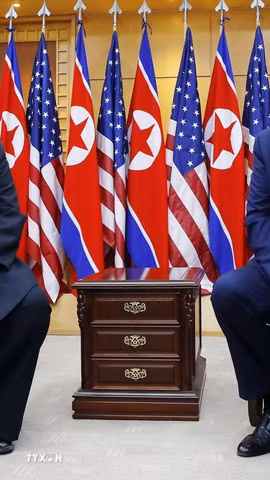 (Tư liệu) Tổng thống Mỹ Donald Trump (phải) và nhà lãnh đạo Triều Tiên Kim Jong Un tại cuộc gặp ở làng đình chiến Panmunjom ở biên giới liên Triều, ngày 30/6/2019. (Ảnh: Yonhap/TTXVN)