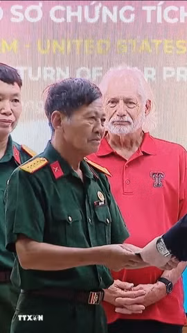 Ông Marc Knapper, Đại sứ Hoa Kỳ tại Việt Nam trao kỷ vật cho thân nhân gia đình liệt sỹ tại Lễ trao trả hồ sơ, chứng tích chiến tranh cho thân nhân các liệt sỹ và cựu chiến binh Việt Nam tháng 7/2025. (Ảnh: Chu Thanh Vân/TTXVN)