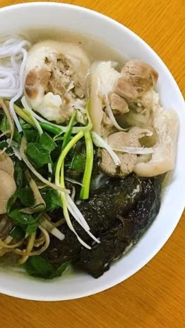 Bún bung hoa chuối - món ngon dân dã của người dân quê Hưng Yên. (Ảnh: Vietnam+)