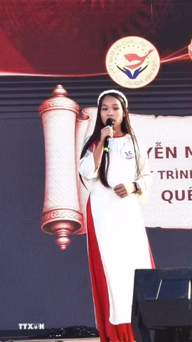 Em Nguyễn Mỹ Tâm tham gia cuộc thi với tiết mục hùng biện "Quê hương". (Ảnh: Quang Hòa/TTXVN)