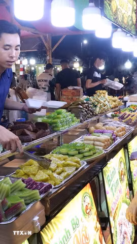 Khách tham quan, thưởng thức các loại bánh dân gian truyền thống của Cần Thơ. (Ảnh minh họa: Trung Kiên/TTXVN)