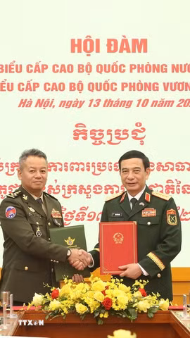 Đại tướng Phan Văn Giang, Bộ trưởng Bộ Quốc phòng và Đại tướng Tea Seiha, Bộ trưởng Bộ Quốc phòng Vương quốc Campuchia trao Biên bản hợp tác năm 2027 giữa Bộ Quốc phòng hai nước. (Ảnh: Trọng Đức/TTXVN)