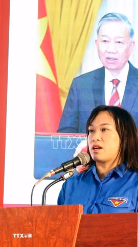 Bà Nguyễn Thị Mai Anh, Phó Bí thư Tỉnh đoàn Thái Nguyên trình bày tham luận. (Ảnh: Trần Trang/TTXVN)