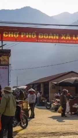 Chợ phiên Phố Đoàn được tổ chức vào sáng thứ Năm và Chủ nhật hàng tuần. (Ảnh: TTXVN)