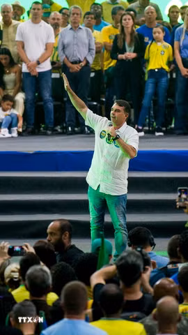 Nghị sỹ Flavio Bolsonaro trong cuộc vận động tranh cử tại thành phố Rio de Janeiro, Brazil, ngày 22/8/2026. (Ảnh: THX/TTXVN phát)