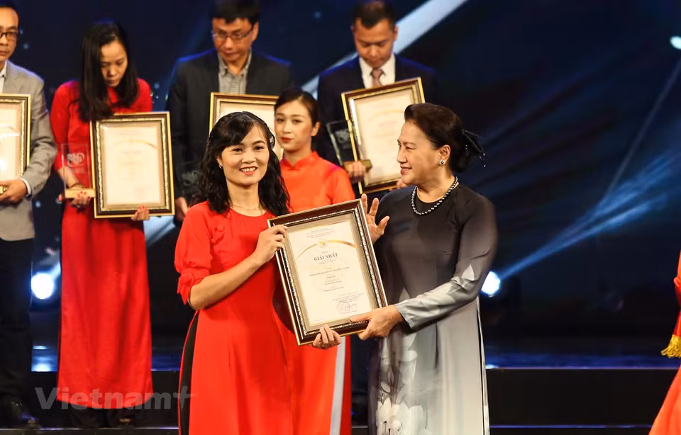 Tác giả Cao Thùy Giang, Báo Điện tử VietnamPlus nhận giải Nhất Giải thưởng Toàn quốc về Thông tin Đối ngoại lần thứ sáu (năm 2019). (Ảnh: Tá Hiển/Vietnam+) 