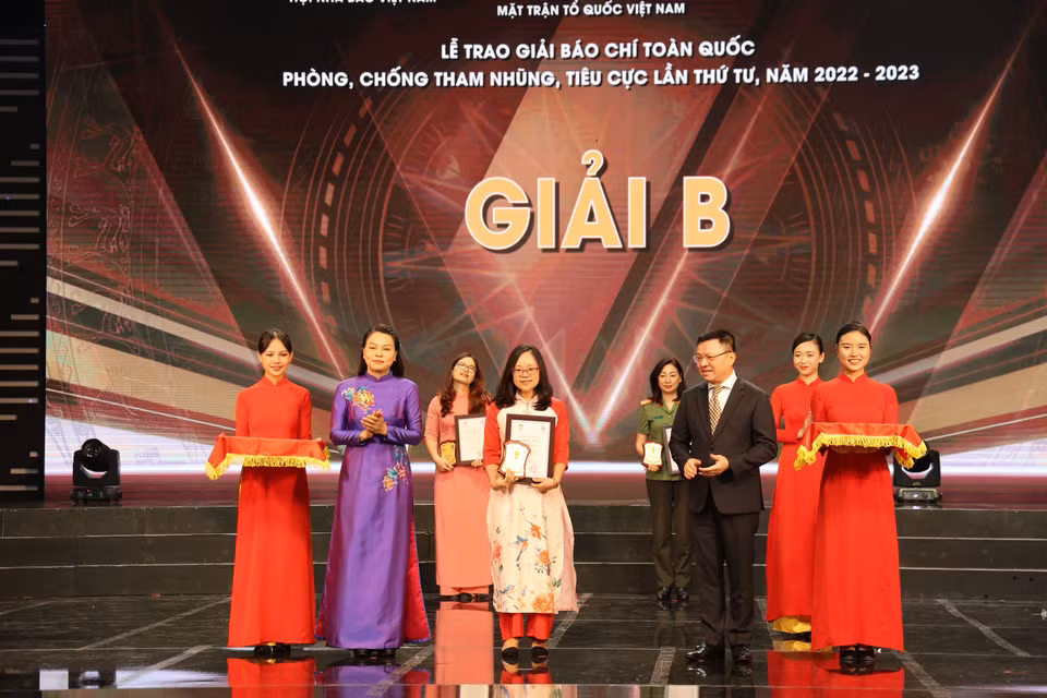 Phản ánh một trong những vấn đề nổi cộm của ngành Y tế sau đại dịch COVID-19, loạt bài của tác giả Cao Thùy Giang đã nhận về phản hồi tích cực của rất nhiều bạn đọc - chính là những bệnh nhân hay người nhà bệnh nhân đồng thời nhận được sự ủng hộ là tiếng nói của các cơ quan quản lý và sự chỉ đạo của Chính phủ. Trong ảnh là đại diện Báo Điện tử VietnamPlus lên nhận giải. (Ảnh: Minh Anh/Vietnam+)