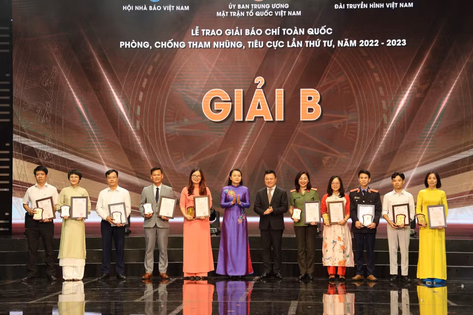 Tập thể tác giả đoạt Giải B, trong đó có loạt bài ‘‘Cơn khát thuốc điều trị, vật tư y tế: ‘Khi trăm dâu đổ đầu tằm’’’ của tác giả Cao Thùy Giang, Báo Điện tử VietnamPlus và một số tác phẩm đáng chú ý khác như loạt bài 4 ‘‘Loại bỏ việc thi đua hình thức, ‘chạy chọt’ khen thưởng’’ (Báo Sài Gòn Giải phóng), loạt 5 bài ‘‘Chống tham nhũng, tiêu cực trong lĩnh vực đăng kiểm’’ (Báo Công an Nhân dân)… (Ảnh: Minh Anh/Vietnam+)