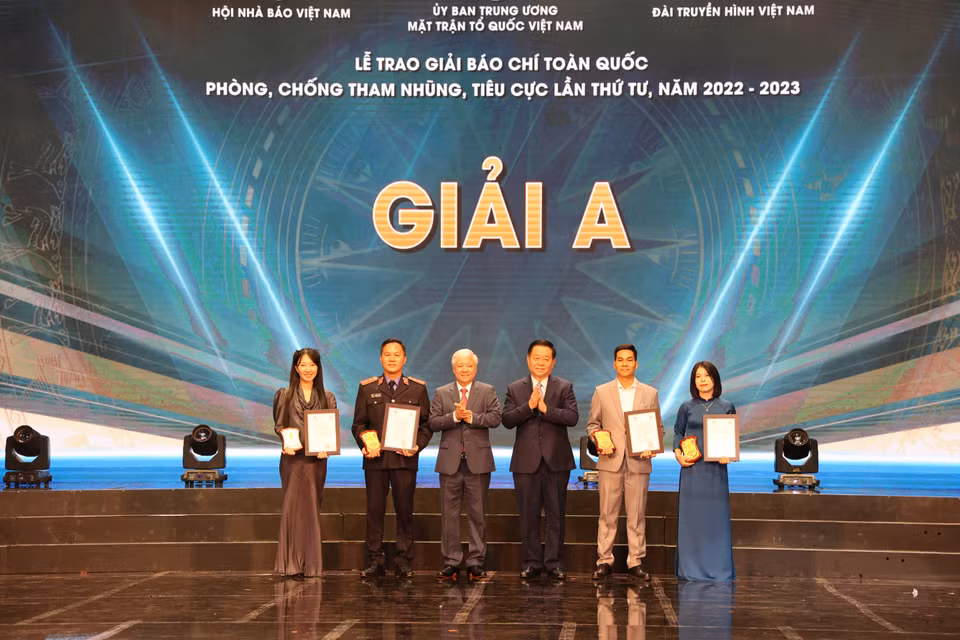 Tập thể tác giả đoạt Giải A của 4 tác phẩm: Loạt bài 5 kỳ ‘‘Vụ phá rừng tự nhiên’’ ở Bắc Kạn (Báo Bảo vệ Pháp luật); ‘‘Ngang nhiên 'phân lô' mua bán đất nghĩa trang trái phép tại Hà Nội’’ (Báo Điện tử Nhà báo và Công luận); Loạt 3 bài ‘‘Thuốc nào trị ‘bệnh sợ sai?’’’ (phát thanh trên Đài Tiếng nói Việt Nam); và Phim tài liệu 5 tập ‘‘Không lùi bước’’ (Đài Truyền hình Việt Nam). (Ảnh: Minh Anh/Vietnam+)