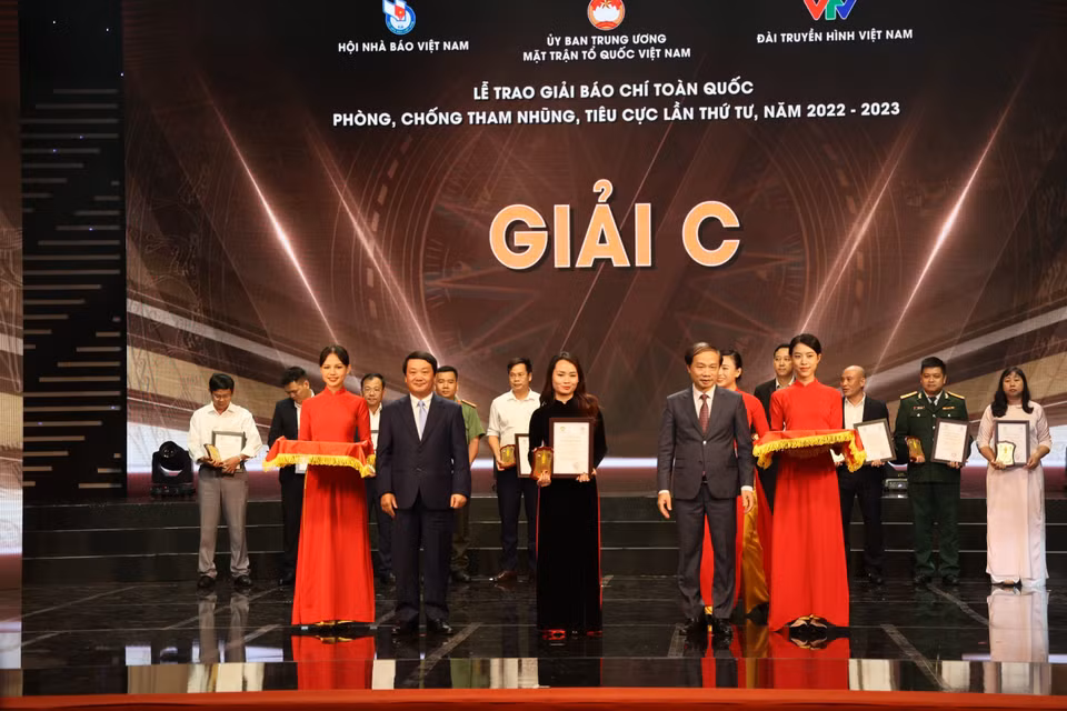 Thông tấn xã Việt Nam vinh dự có thêm một giải C cho loạt chương trình: ‘Tảng băng trôi Việt Á – Bài học về công tác cán bộ’’ của nhóm tác giả Quang Vũ-Lan Anh, Truyền hình Thông tấn. (Ảnh: Minh Anh/Vietnam+)