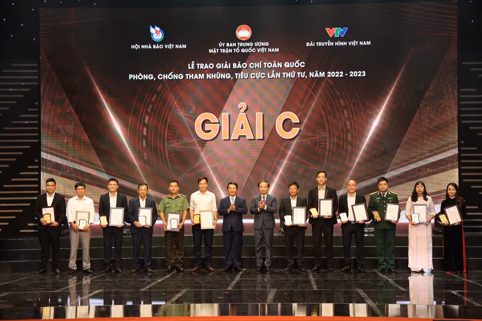 Một số tác giả đoạt Giải C Giải Báo chí Toàn quốc Phòng, Chống Tham nhũng, Tiêu cực lần thứ Tư. (Ảnh: Minh Anh/Vietnam+)