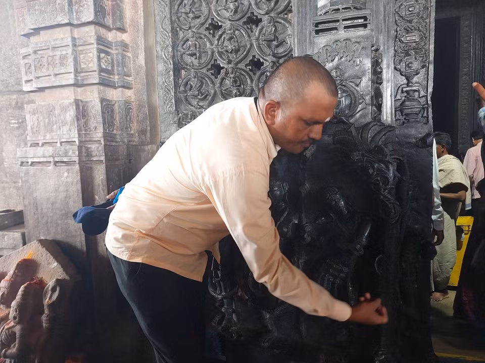 Hướng dẫn viên gõ vào phần ống sáo, tạo ra âm thanh trong trẻo. (Ảnh: Minh Thu/Vietnam+)