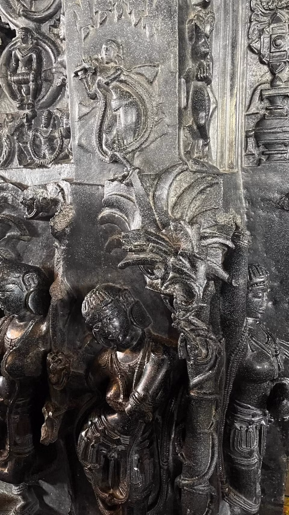 Phù điêu tạc hình thần Krishna đang thổi sáo (hình nhỏ phía trên). Âm thanh từ cây sáo đi ra ở phần hình ống phía dưới (bên tay phải cô gái đang múa). Khi gõ vào, ống này sẽ phát ra âm thanh trong trẻo thanh thoát. Duy nhất chỉ có phần ống này mới phát ra âm thanh dù đây là một tác phẩm điêu khắc liền khối. (Ảnh: Minh Thu/Vietnam+)