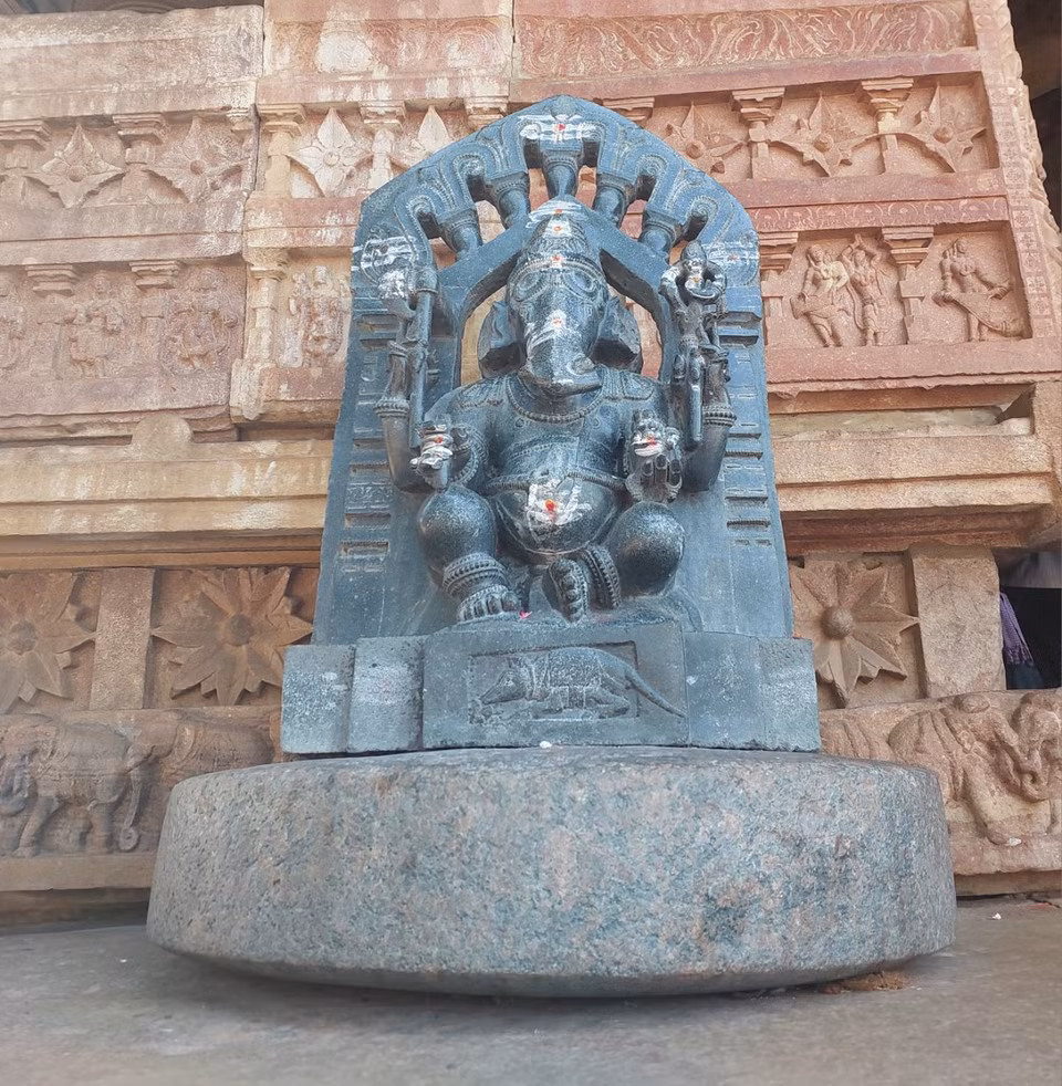 Ganesha mình người đầu voi là một vị thần đáng kính trong Ấn Độ giáo (Hindu). Thần Ganesha là tượng trưng của tài trí, hạnh phúc và thành công. Ngài là con của thần Shiva và nữ thần Parvati. (Ảnh: Minh Thu/Vietnam+)