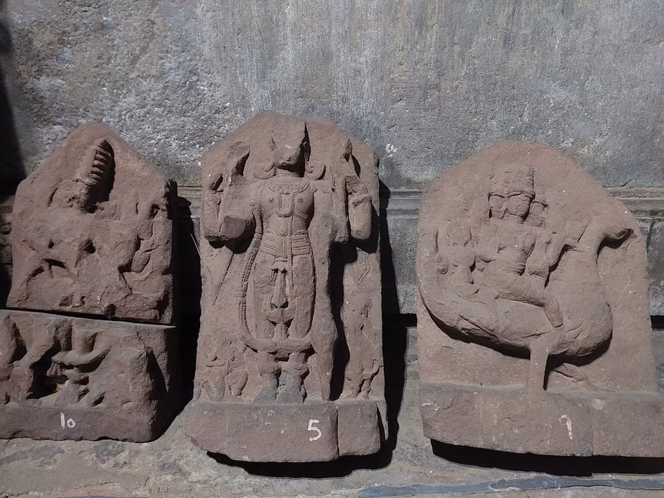 Các tác phẩm điêu khắc mang hình ảnh của các vị thần Hindu và phản ánh cuộc sống của người dân. (Ảnh: Minh Thu/Vietnam+)