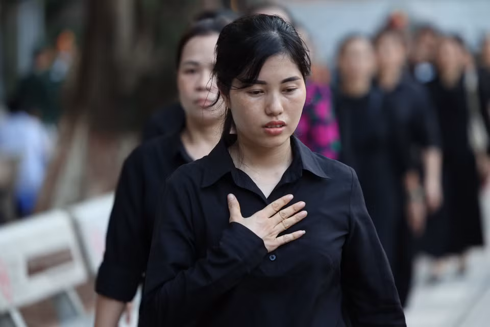 Dòng người không nén nổi sự xúc động, tiếc thương. (Ảnh: Minh Sơn/Vietnam+)