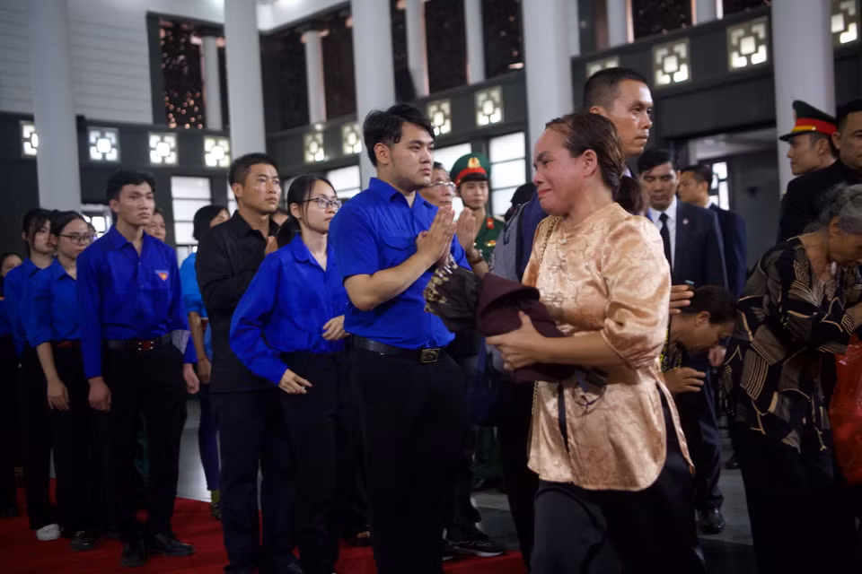 Mọi người không kìm nổi những giọt nước mắt tiếc thương. (Ảnh: Minh Sơn/Vietnam+)