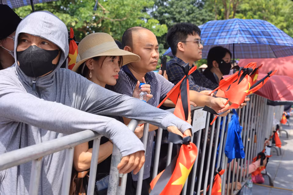 Nhiều người dân không quản ngại đường sá xa xôi đã tới để mong có thể nói lời tiễn biệt vị lãnh đạo Đảng vô cùng đáng kính của nhân dân Việt Nam. (Ảnh: Hoài Nam/Vietnam+)