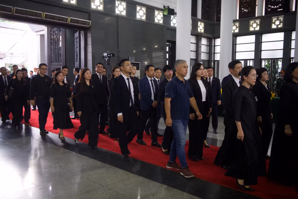 Dòng người tiến vào bên trong Nhà tang lễ Quốc gia. (Ảnh: Minh Sơn/Vietnam+)