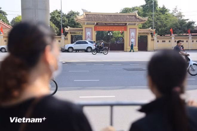 Rất đông người dân trong trang phục tối màu đã tới từ sáng sớm để đợi tiễn đưa Tổng Bí thư Nguyễn Phú Trọng. (Ảnh: Hoài Nam/Vietnam+)