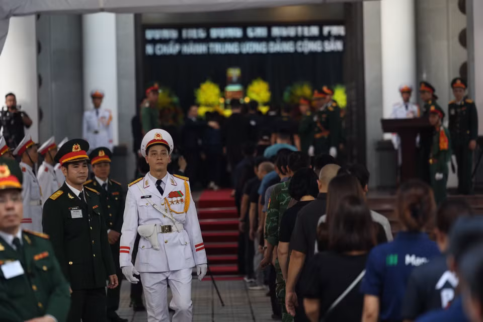Dòng người xếp hàng trang nghiêm vào viếng. (Ảnh: Minh Sơn/Vietnam+)