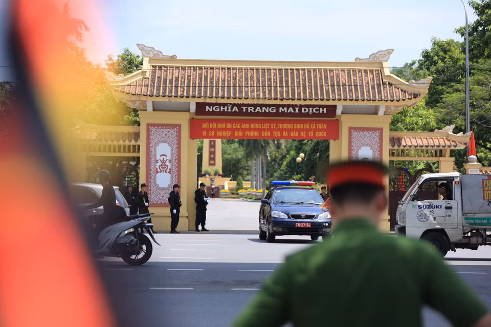 Sáng 26/7, tại khu vực cổng Nghĩa trang Mai Dịch, lực lượng chức năng đã sẵn sàng chuẩn bị đón Tổng Bí thư về nơi an nghỉ cuối cùng. (Ảnh: Hoài Nam/Vietnam+)