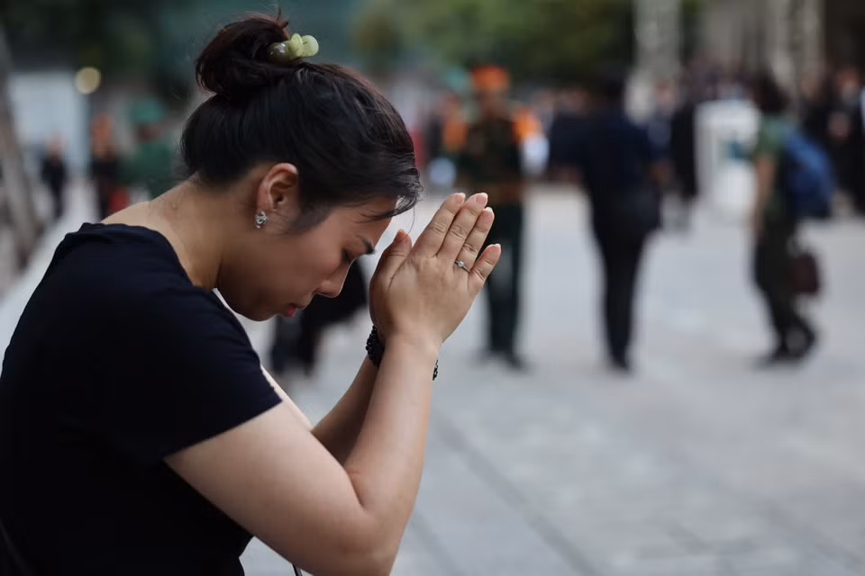 Người dân bày tỏ tấm lòng thành kính đối với Tổng Bí thư. (Ảnh: Minh Sơn/Vietnam+)