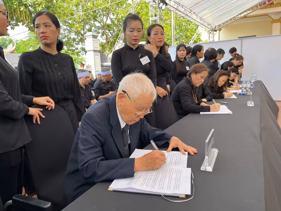 Nhà giáo Nhân dân Nguyễn Trọng Vĩnh, thầy giáo của Tổng Bí thư Nguyễn Phú Trọng năm lớp 10 trường Nguyễn Gia Thiều đến viếng học trò và ghi sổ tang tại quê nhà ở Đông Anh. (Ảnh: Minh Sơn/Vietnam+)