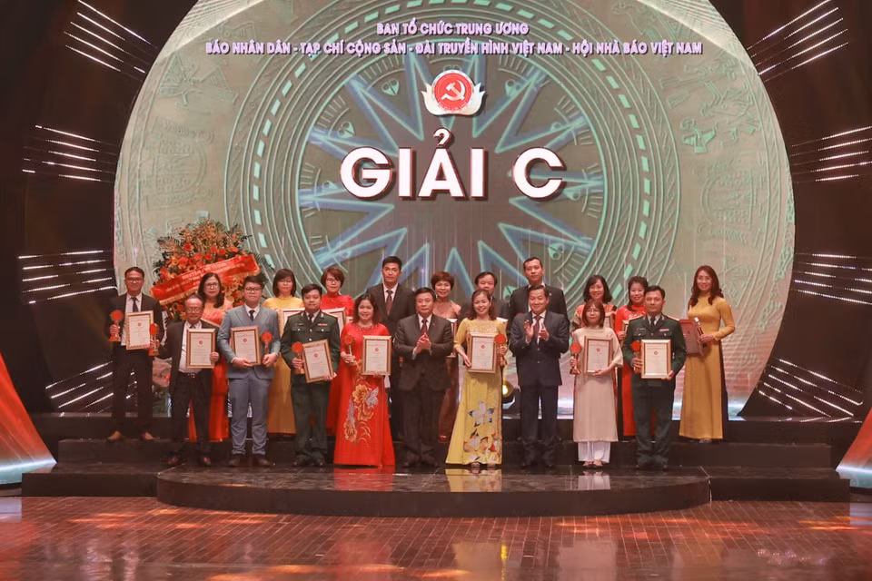 Ban tổ chức trao 18 Giải C cho các tác giả. (Ảnh: Hiếu Hoàng/Vietnam+)